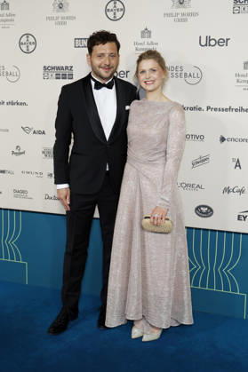 Felix Banaszak mit Ehefrau Charlotte beim 73. Bundespresseball 2026 im Hotel Adlon Kempinski. Berlin, 17.04.2026