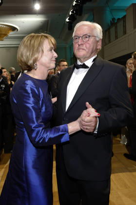 Frank-Walter Steinmeier mit Ehefrau Elke Büdenbender beim 73. Bundespresseball 2026 im Hotel Adlon Kempinski. Berlin, 17.04.2026