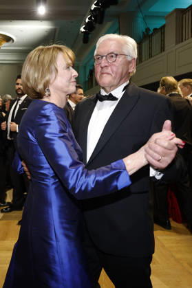 Frank-Walter Steinmeier mit Ehefrau Elke Büdenbender beim 73. Bundespresseball 2026 im Hotel Adlon Kempinski. Berlin, 17.04.2026