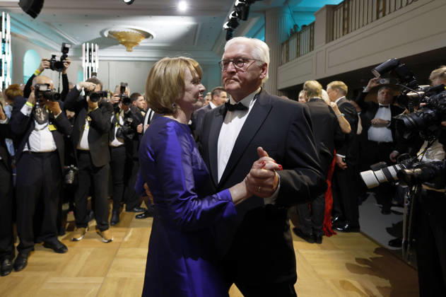 Frank-Walter Steinmeier mit Ehefrau Elke Büdenbender beim 73. Bundespresseball 2026 im Hotel Adlon Kempinski. Berlin, 17.04.2026