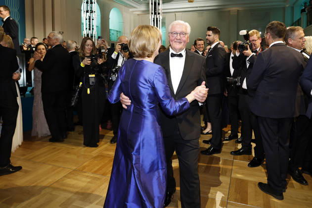 Frank-Walter Steinmeier mit Ehefrau Elke Büdenbender beim 73. Bundespresseball 2026 im Hotel Adlon Kempinski. Berlin, 17.04.2026