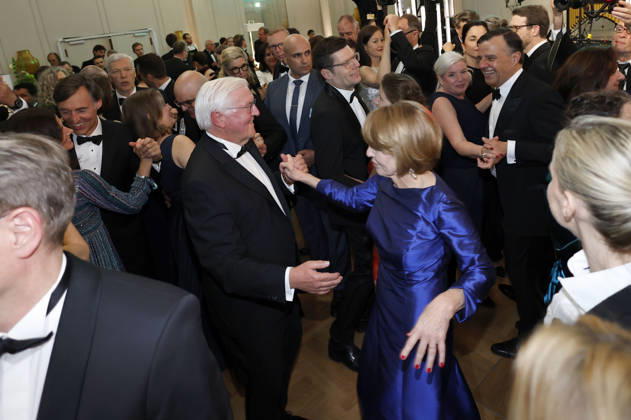 Frank-Walter Steinmeier mit Ehefrau Elke Büdenbender beim 73. Bundespresseball 2026 im Hotel Adlon Kempinski. Berlin, 17.04.2026