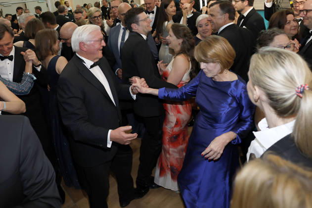 Frank-Walter Steinmeier mit Ehefrau Elke Büdenbender beim 73. Bundespresseball 2026 im Hotel Adlon Kempinski. Berlin, 17.04.2026