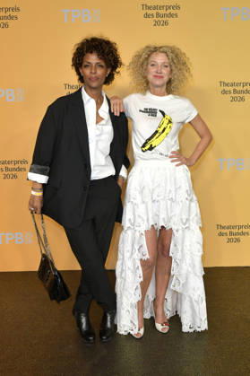 Dennenesch Zoude und Aline von Drateln bei der Verleihung des Theaterpreises des Bundes 2026 im Haus der Berliner Festspiele . Berlin, 17.04.2026