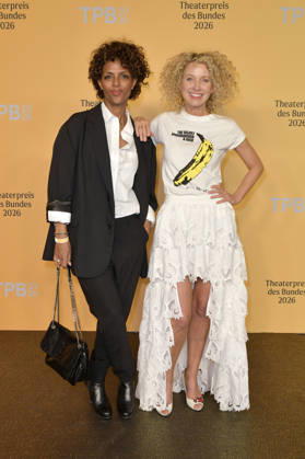 Dennenesch Zoude und Aline von Drateln bei der Verleihung des Theaterpreises des Bundes 2026 im Haus der Berliner Festspiele . Berlin, 17.04.2026