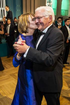 ABB PRESSEBALL- Bundespraesident Frank-Walter Steinmeier beim tanzen mit seiner Frau Elke Buedenbender blaues Abendkleid zu Gast auf dem 73.Bundespresseball im Hotel Adlon Kempinski am 17.04.2026 in Berlin