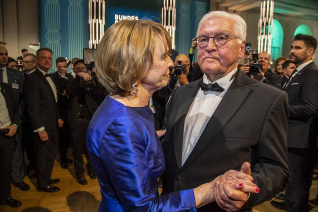 ABB PRESSEBALL- Bundespraesident Frank-Walter Steinmeier beim tanzen mit seiner Frau Elke Buedenbender blaues Abendkleid zu Gast auf dem 73.Bundespresseball im Hotel Adlon Kempinski am 17.04.2026 in Berlin