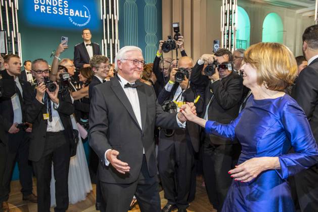 ABB PRESSEBALL- Bundespraesident Frank-Walter Steinmeier beim tanzen mit seiner Frau Elke Buedenbender blaues Abendkleid zu Gast auf dem 73.Bundespresseball im Hotel Adlon Kempinski am 17.04.2026 in Berlin