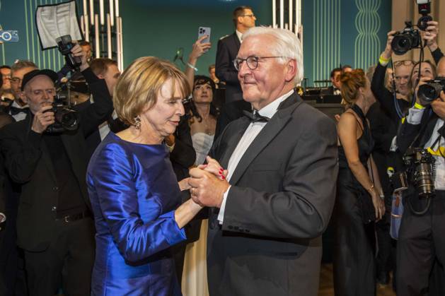 ABB PRESSEBALL- Bundespraesident Frank-Walter Steinmeier beim tanzen mit seiner Frau Elke Buedenbender blaues Abendkleid zu Gast auf dem 73.Bundespresseball im Hotel Adlon Kempinski am 17.04.2026 in Berlin