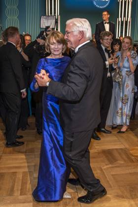 ABB PRESSEBALL- Bundespraesident Frank-Walter Steinmeier beim tanzen mit seiner Frau Elke Buedenbender blaues Abendkleid zu Gast auf dem 73.Bundespresseball im Hotel Adlon Kempinski am 17.04.2026 in Berlin