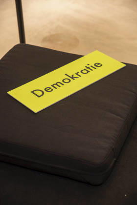 ABB PRESSEBALL- Stuhl mit dem gelben Schild Aufschrifft Demokratie auf dem 73.Bundespresseball im Hotel Adlon Kempinski am 17.04.2026 in Berlin
