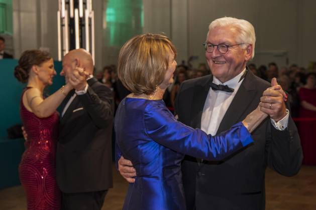 ABB PRESSEBALL- Bundespraesident Frank-Walter Steinmeier beim tanzen mit seiner Frau Elke Buedenbender blaues Abendkleid zu Gast auf dem 73.Bundespresseball im Hotel Adlon Kempinski am 17.04.2026 in Berlin