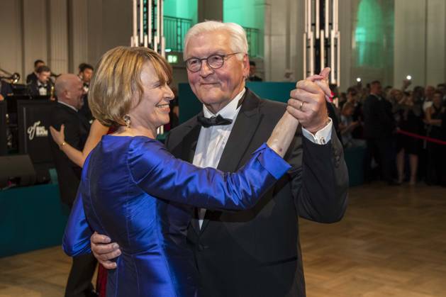 ABB PRESSEBALL- Bundespraesident Frank-Walter Steinmeier beim tanzen mit seiner Frau Elke Buedenbender blaues Abendkleid zu Gast auf dem 73.Bundespresseball im Hotel Adlon Kempinski am 17.04.2026 in Berlin