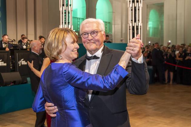ABB PRESSEBALL- Bundespraesident Frank-Walter Steinmeier beim tanzen mit seiner Frau Elke Buedenbender blaues Abendkleid zu Gast auf dem 73.Bundespresseball im Hotel Adlon Kempinski am 17.04.2026 in Berlin