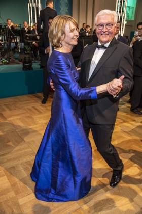 ABB PRESSEBALL- Bundespraesident Frank-Walter Steinmeier beim tanzen mit seiner Frau Elke Buedenbender blaues Abendkleid zu Gast auf dem 73.Bundespresseball im Hotel Adlon Kempinski am 17.04.2026 in Berlin