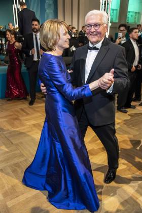 ABB PRESSEBALL- Bundespraesident Frank-Walter Steinmeier beim tanzen mit seiner Frau Elke Buedenbender blaues Abendkleid zu Gast auf dem 73.Bundespresseball im Hotel Adlon Kempinski am 17.04.2026 in Berlin