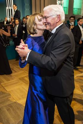 ABB PRESSEBALL- Bundespraesident Frank-Walter Steinmeier beim tanzen mit seiner Frau Elke Buedenbender blaues Abendkleid zu Gast auf dem 73.Bundespresseball im Hotel Adlon Kempinski am 17.04.2026 in Berlin