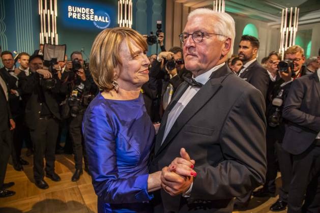 ABB PRESSEBALL- Bundespraesident Frank-Walter Steinmeier beim tanzen mit seiner Frau Elke Buedenbender blaues Abendkleid zu Gast auf dem 73.Bundespresseball im Hotel Adlon Kempinski am 17.04.2026 in Berlin