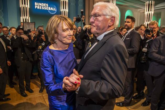 ABB PRESSEBALL- Bundespraesident Frank-Walter Steinmeier beim tanzen mit seiner Frau Elke Buedenbender blaues Abendkleid zu Gast auf dem 73.Bundespresseball im Hotel Adlon Kempinski am 17.04.2026 in Berlin