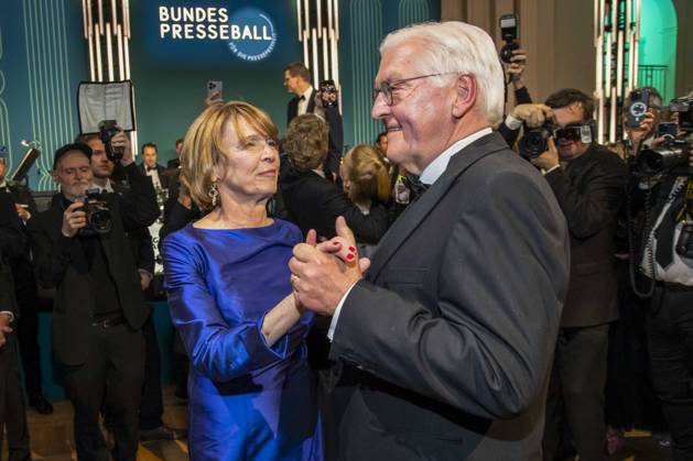 ABB PRESSEBALL- Bundespraesident Frank-Walter Steinmeier beim tanzen mit seiner Frau Elke Buedenbender blaues Abendkleid zu Gast auf dem 73.Bundespresseball im Hotel Adlon Kempinski am 17.04.2026 in Berlin