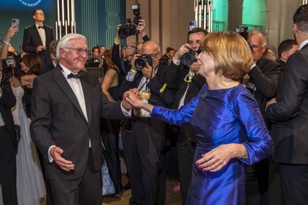 ABB PRESSEBALL- Bundespraesident Frank-Walter Steinmeier beim tanzen mit seiner Frau Elke Buedenbender blaues Abendkleid zu Gast auf dem 73.Bundespresseball im Hotel Adlon Kempinski am 17.04.2026 in Berlin