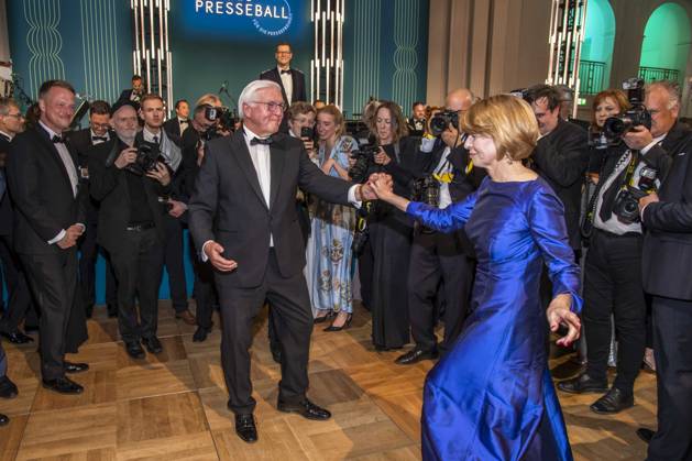 ABB PRESSEBALL- Bundespraesident Frank-Walter Steinmeier beim tanzen mit seiner Frau Elke Buedenbender blaues Abendkleid zu Gast auf dem 73.Bundespresseball im Hotel Adlon Kempinski am 17.04.2026 in Berlin