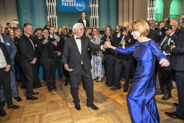 ABB PRESSEBALL- Bundespraesident Frank-Walter Steinmeier beim tanzen mit seiner Frau Elke Buedenbender blaues Abendkleid zu Gast auf dem 73.Bundespresseball im Hotel Adlon Kempinski am 17.04.2026 in Berlin