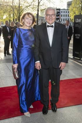 ABB PRESSEBALL- Elke Buedenbender und Frank-Walter Steinmeier Bundespraesident Frau blaues Kleid zu Gast auf dem 73.Bundespresseball im Hotel Adlon Kempinski am 17.04.2026 in Berlin