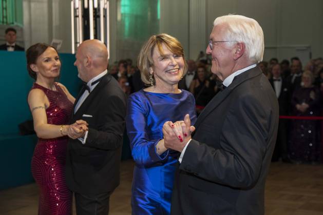 ABB PRESSEBALL- Bundespraesident Frank-Walter Steinmeier beim tanzen mit seiner Frau Elke Buedenbender blaues Abendkleid zu Gast auf dem 73.Bundespresseball im Hotel Adlon Kempinski am 17.04.2026 in Berlin