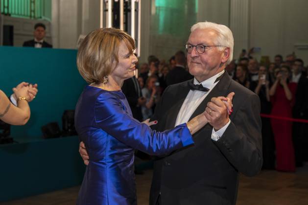 ABB PRESSEBALL- Bundespraesident Frank-Walter Steinmeier beim tanzen mit seiner Frau Elke Buedenbender blaues Abendkleid zu Gast auf dem 73.Bundespresseball im Hotel Adlon Kempinski am 17.04.2026 in Berlin