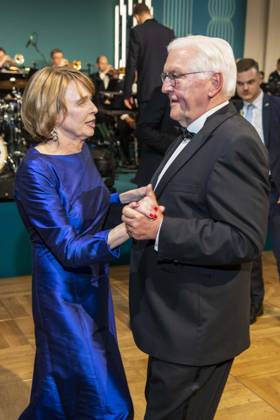 ABB PRESSEBALL- Bundespraesident Frank-Walter Steinmeier beim tanzen mit seiner Frau Elke Buedenbender blaues Abendkleid zu Gast auf dem 73.Bundespresseball im Hotel Adlon Kempinski am 17.04.2026 in Berlin