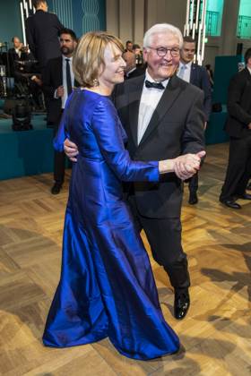 ABB PRESSEBALL- Bundespraesident Frank-Walter Steinmeier beim tanzen mit seiner Frau Elke Buedenbender blaues Abendkleid zu Gast auf dem 73.Bundespresseball im Hotel Adlon Kempinski am 17.04.2026 in Berlin