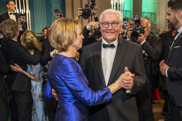 ABB PRESSEBALL- Bundespraesident Frank-Walter Steinmeier beim tanzen mit seiner Frau Elke Buedenbender blaues Abendkleid zu Gast auf dem 73.Bundespresseball im Hotel Adlon Kempinski am 17.04.2026 in Berlin