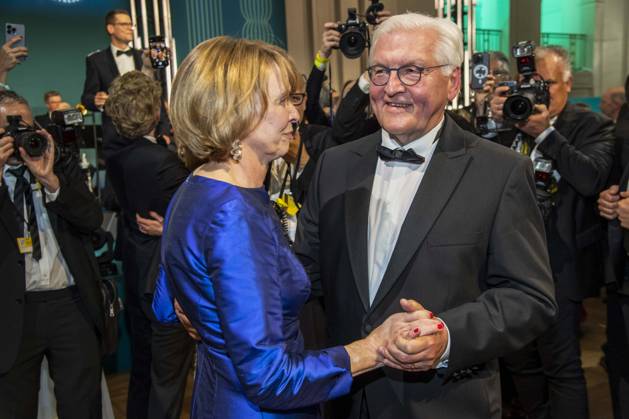ABB PRESSEBALL- Bundespraesident Frank-Walter Steinmeier beim tanzen mit seiner Frau Elke Buedenbender blaues Abendkleid zu Gast auf dem 73.Bundespresseball im Hotel Adlon Kempinski am 17.04.2026 in Berlin
