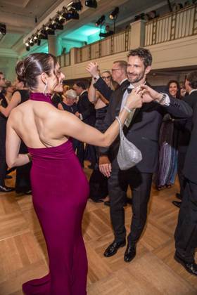 ABB PRESSEBALL- Danielle Bezaire und Arne Friedrich Freundin beim tanzen zu Gast auf dem 73.Bundespresseball im Hotel Adlon Kempinski am 17.04.2026 in Berlin