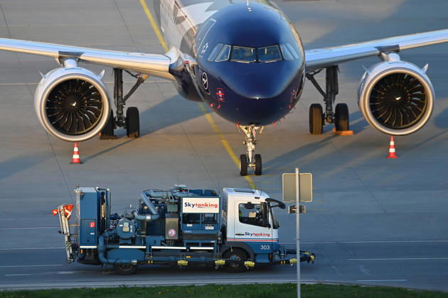 Tankfahrzeug mit Kerosin ,Sky Tanking, Kerosinmangel, betanken,tanken,auftanken. Abgestellte Lufthansa Maschine auf dem Vorfeld am Flughafen Franz Josef Strauss in Muenchen