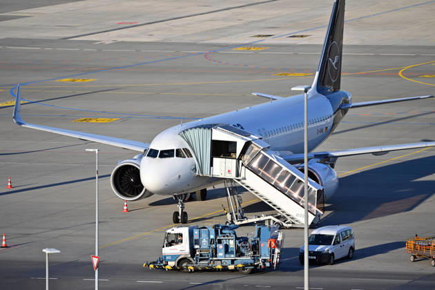 Tankfahrzeug mit Kerosin ,Sky Tanking, Kerosinmangel, betanken,tanken,auftanken. Abgestellte Lufthansa Maschine auf dem Vorfeld am Flughafen Franz Josef Strauss in Muenchen