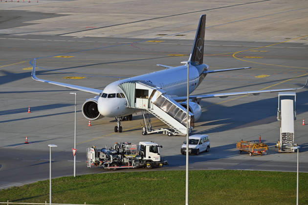 Tankfahrzeug mit Kerosin ,Sky Tanking, Kerosinmangel, betanken,tanken,auftanken. Abgestellte Lufthansa Maschine auf dem Vorfeld am Flughafen Franz Josef Strauss in Muenchen