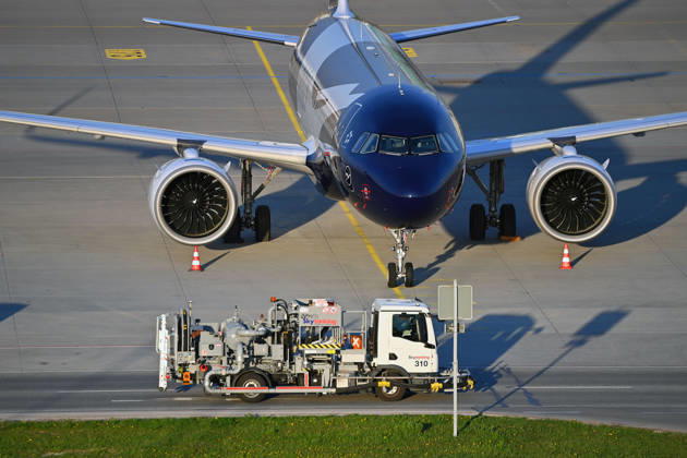 Tankfahrzeug mit Kerosin ,Sky Tanking, Kerosinmangel, betanken,tanken,auftanken. Abgestellte Lufthansa Maschine auf dem Vorfeld am Flughafen Franz Josef Strauss in Muenchen