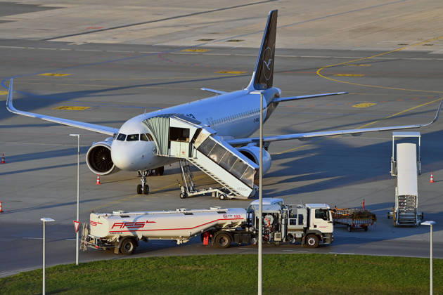 Tankfahrzeug mit Kerosin ,Sky Tanking, Kerosinmangel, betanken,tanken,auftanken. Abgestellte Lufthansa Maschine auf dem Vorfeld am Flughafen Franz Josef Strauss in Muenchen