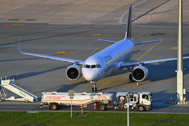 Tankfahrzeug mit Kerosin ,Sky Tanking, Kerosinmangel, betanken,tanken,auftanken. Abgestellte Lufthansa Maschine auf dem Vorfeld am Flughafen Franz Josef Strauss in Muenchen