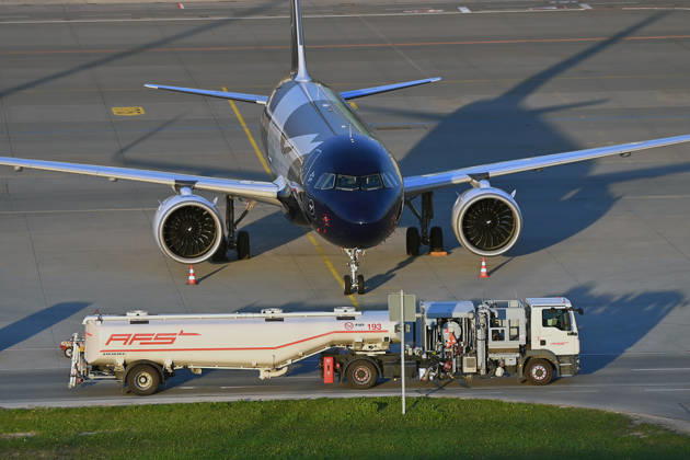 Tankfahrzeug mit Kerosin ,Sky Tanking, Kerosinmangel, betanken,tanken,auftanken. Abgestellte Lufthansa Maschine auf dem Vorfeld am Flughafen Franz Josef Strauss in Muenchen