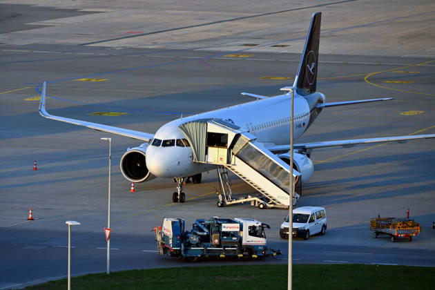 Tankfahrzeug mit Kerosin ,Sky Tanking, Kerosinmangel, betanken,tanken,auftanken. Abgestellte Lufthansa Maschine auf dem Vorfeld am Flughafen Franz Josef Strauss in Muenchen