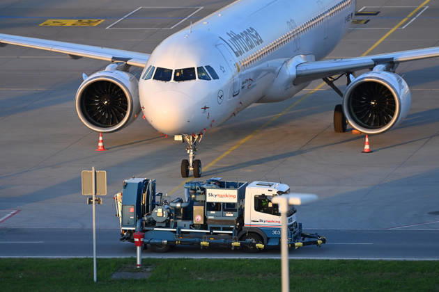 Tankfahrzeug mit Kerosin ,Sky Tanking, Kerosinmangel, betanken,tanken,auftanken. Abgestellte Lufthansa Maschine auf dem Vorfeld am Flughafen Franz Josef Strauss in Muenchen