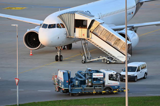 Tankfahrzeug mit Kerosin ,Sky Tanking, Kerosinmangel, betanken,tanken,auftanken. Abgestellte Lufthansa Maschine auf dem Vorfeld am Flughafen Franz Josef Strauss in Muenchen
