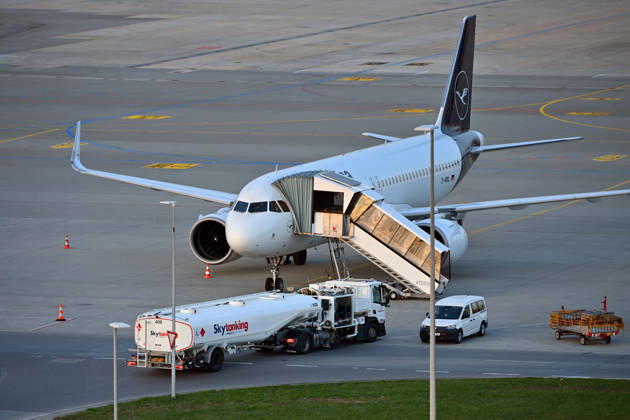 Tankfahrzeug mit Kerosin ,Sky Tanking, Kerosinmangel, betanken,tanken,auftanken. Abgestellte Lufthansa Maschine auf dem Vorfeld am Flughafen Franz Josef Strauss in Muenchen