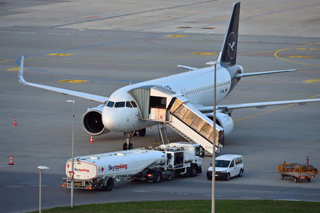 Tankfahrzeug mit Kerosin ,Sky Tanking, Kerosinmangel, betanken,tanken,auftanken. Abgestellte Lufthansa Maschine auf dem Vorfeld am Flughafen Franz Josef Strauss in Muenchen