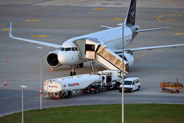 Tankfahrzeug mit Kerosin ,Sky Tanking, Kerosinmangel, betanken,tanken,auftanken. Abgestellte Lufthansa Maschine auf dem Vorfeld am Flughafen Franz Josef Strauss in Muenchen
