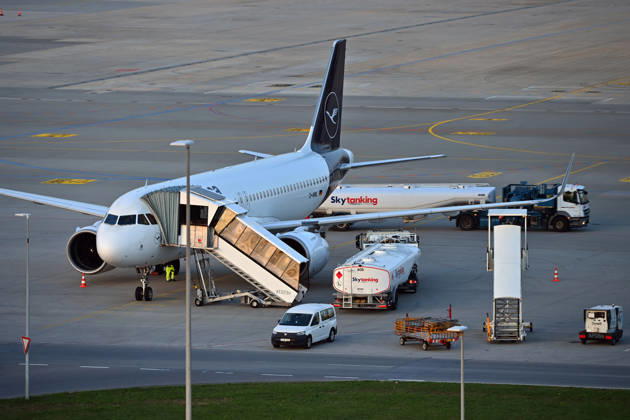 Tankfahrzeug mit Kerosin ,Sky Tanking, Kerosinmangel, betanken,tanken,auftanken. Abgestellte Lufthansa Maschine auf dem Vorfeld am Flughafen Franz Josef Strauss in Muenchen