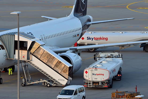 Tankfahrzeug mit Kerosin ,Sky Tanking, Kerosinmangel, betanken,tanken,auftanken. Abgestellte Lufthansa Maschine auf dem Vorfeld am Flughafen Franz Josef Strauss in Muenchen